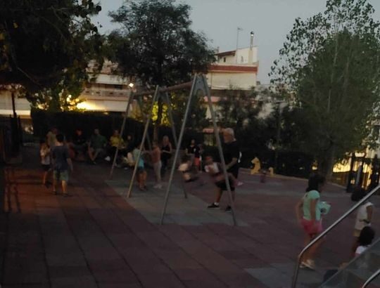 Γονείς παιδικής χαράς: Αυτό μοιάζει με νυχτερινή εκπαίδευση καταδρομέων… - Βίντεο 25