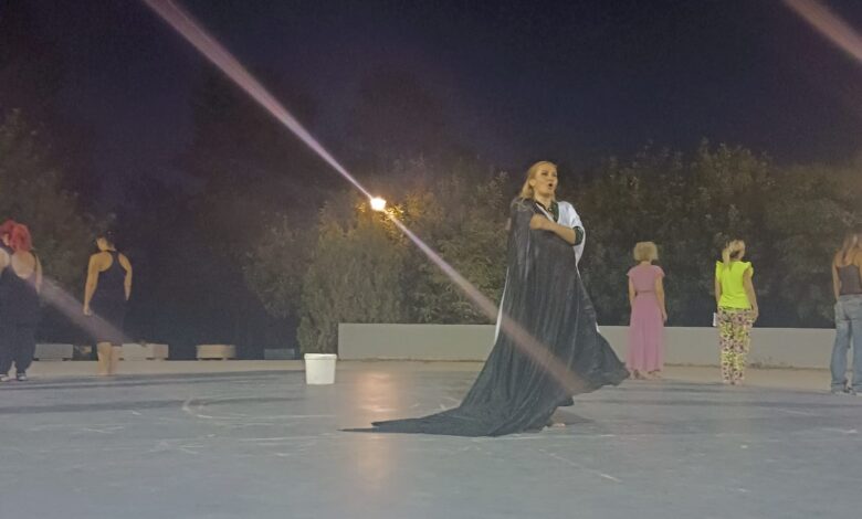"Σύγχρονες Μαινάδες" στο ανοιχτό θέατρο Χαϊδαρίου 2 "Σύγχρονες Μαινάδες" στο ανοιχτό θέατρο Χαϊδαρίου 1