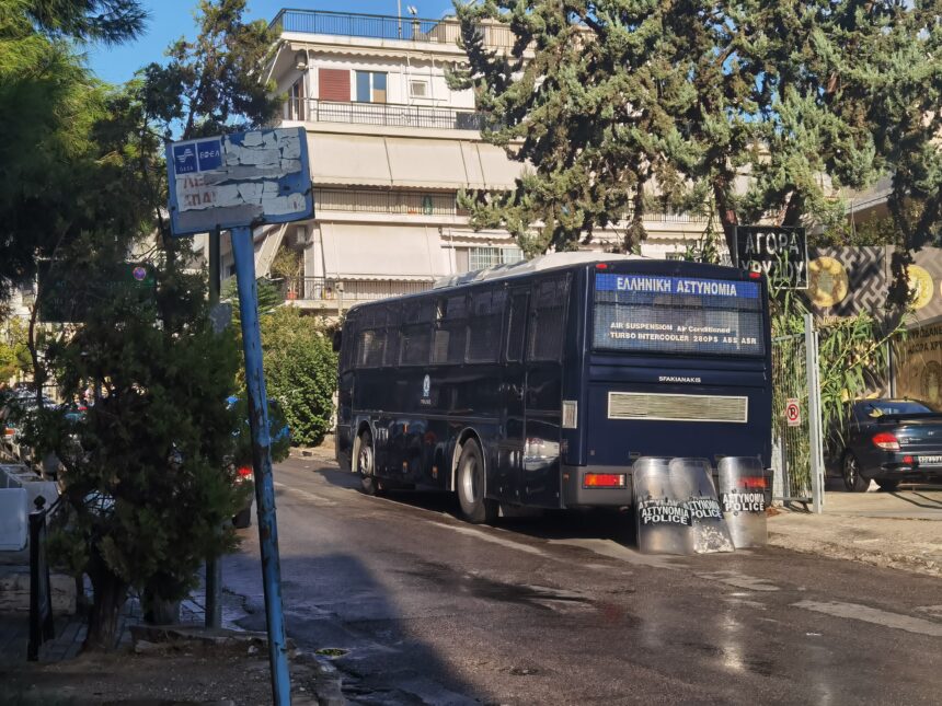 Σήμερα τα ξημερώματα: Αστυνομική επιχείρηση για την εκκένωση κατάληψης στο Χαϊδάρι 2 Σήμερα τα ξημερώματα: Αστυνομική επιχείρηση για την εκκένωση κατάληψης στο Χαϊδάρι 1