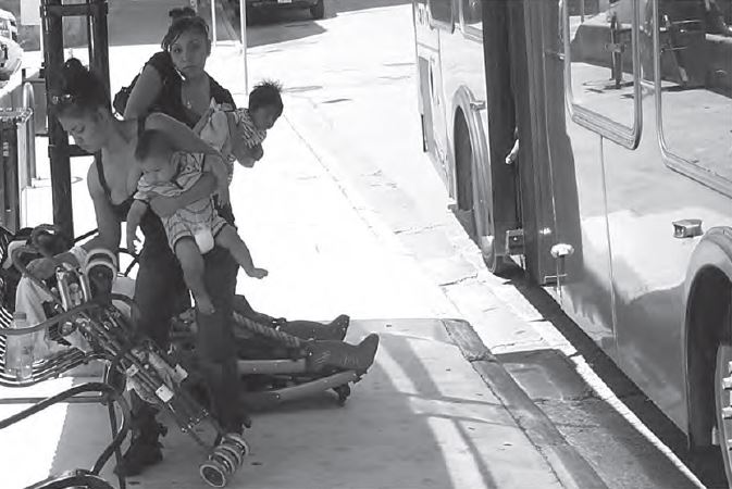 Μητέρα με μωρό στη δημόσια συγκοινωνία μιας χώρας με σοβαρή υπογεννητικότητα 2 Μητέρα με μωρό στη δημόσια συγκοινωνία μιας χώρας με σοβαρή υπογεννητικότητα 1