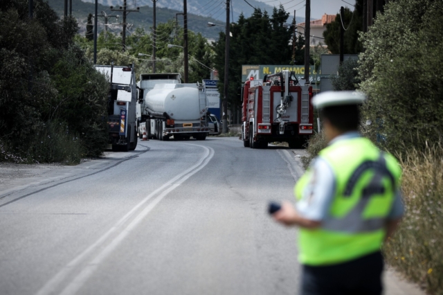 Ανατροπή βυτιοφόρου στη Λεωφόρο Σχιστού 2 Ανατροπή βυτιοφόρου στη Λεωφόρο Σχιστού 1