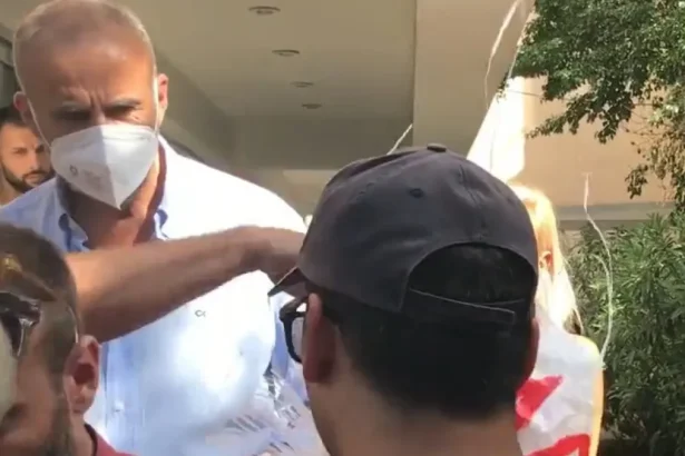 Αιγάλεω: Με συνοδεία αστυνομικών έφυγε από το γραφείο του ο διευθυντής πρωτοβάθμιας εκπαίδευσης (βίντεο) 15