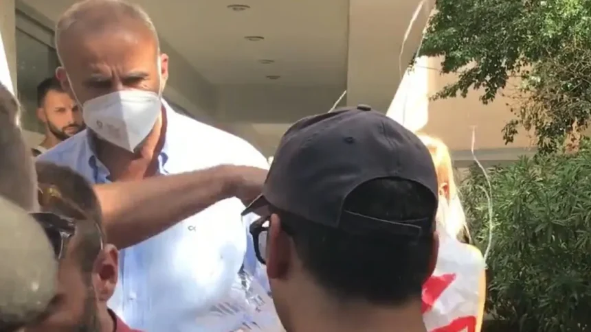 Αιγάλεω: Με συνοδεία αστυνομικών έφυγε από το γραφείο του ο διευθυντής πρωτοβάθμιας εκπαίδευσης (βίντεο) 1