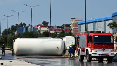 Ανατροπή βυτιοφόρου στο Σχιστό: Ιδιαίτερα επικίνδυνη η κατάσταση, μέτρα της ΕΛΑΣ 28