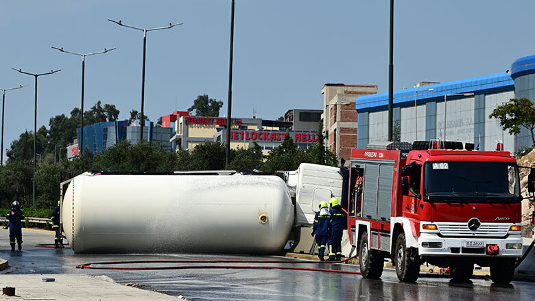 Ανατροπή βυτιοφόρου στο Σχιστό: Ιδιαίτερα επικίνδυνη η κατάσταση, μέτρα της ΕΛΑΣ 2 Ανατροπή βυτιοφόρου στο Σχιστό: Ιδιαίτερα επικίνδυνη η κατάσταση, μέτρα της ΕΛΑΣ 1
