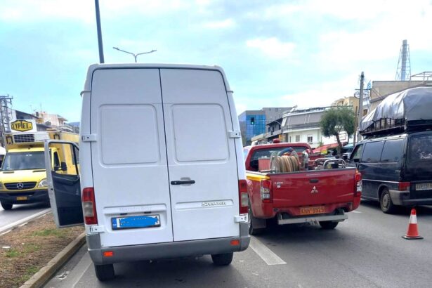 Λεωφόρος Αθηνών: Σύγκρουση και μεγάλο μποτιλιάρισμα 31