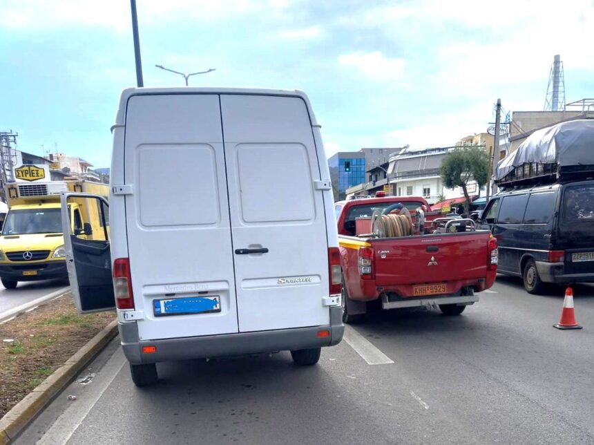 Λεωφόρος Αθηνών: Σύγκρουση και μεγάλο μποτιλιάρισμα 1