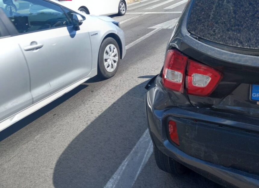Δύο στο νοσοκομείο μετά την καραμπόλα στη Λεωφόρο Αθηνών 2 Δύο στο νοσοκομείο μετά την καραμπόλα στη Λεωφόρο Αθηνών 1