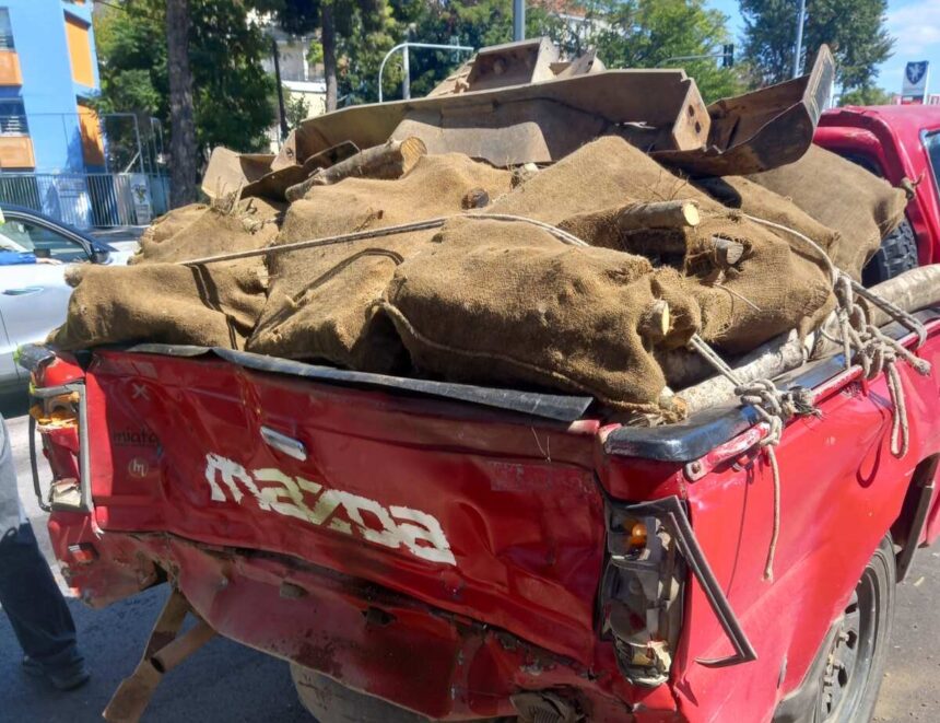 Τριπλή καραμπόλα και ελαφρά τραυματίες στη Λ. Αθηνών 2 Τριπλή καραμπόλα και ελαφρά τραυματίες στη Λ. Αθηνών 1