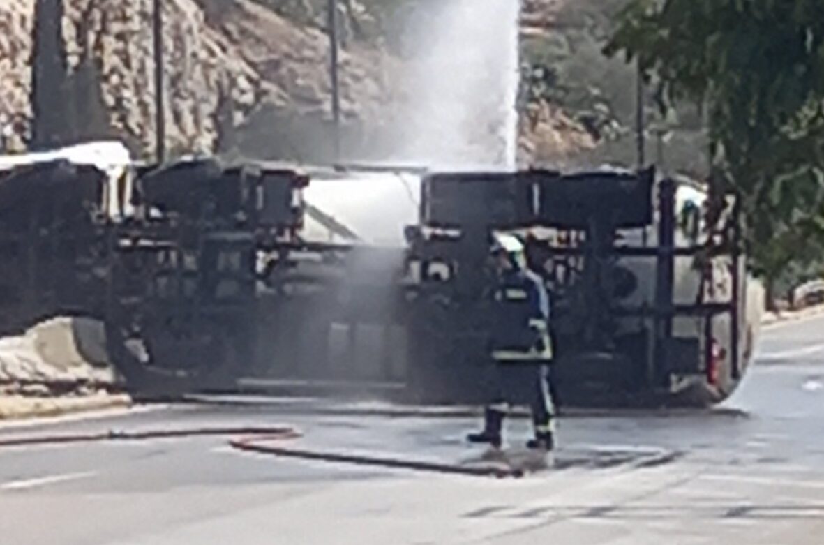 Ανατροπή βυτιοφόρου στο Σχιστό: Ιδιαίτερα επικίνδυνη η κατάσταση, μέτρα της ΕΛΑΣ 4 Ανατροπή βυτιοφόρου στο Σχιστό: Ιδιαίτερα επικίνδυνη η κατάσταση, μέτρα της ΕΛΑΣ 3