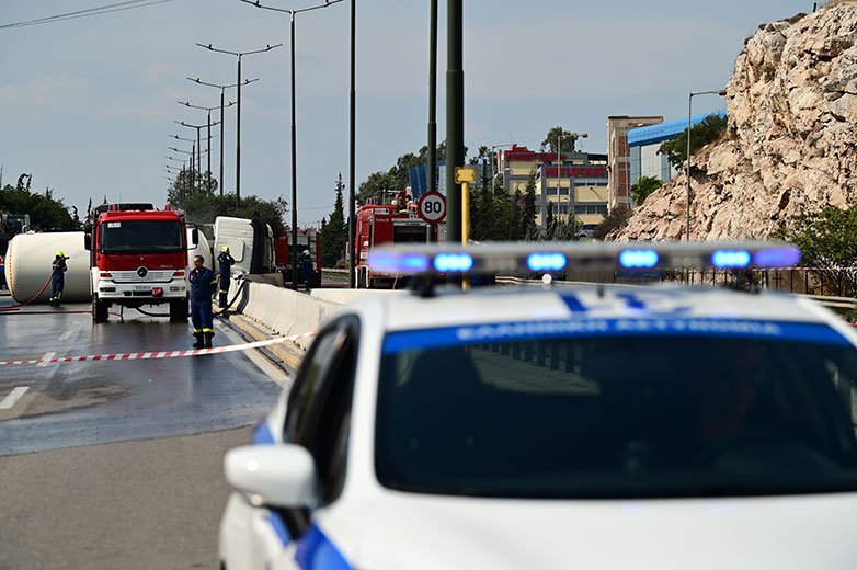 Ανατροπή βυτιοφόρου στο Σχιστό: Ιδιαίτερα επικίνδυνη η κατάσταση, μέτρα της ΕΛΑΣ 6 Ανατροπή βυτιοφόρου στο Σχιστό: Ιδιαίτερα επικίνδυνη η κατάσταση, μέτρα της ΕΛΑΣ 5