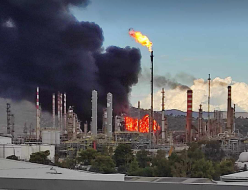 Μεγάλη φωτιά στις εγκαταστάσεις της Motor Oil στους Αγίους Θεοδώρους - Έκρηξη σε δεξαμενή 1