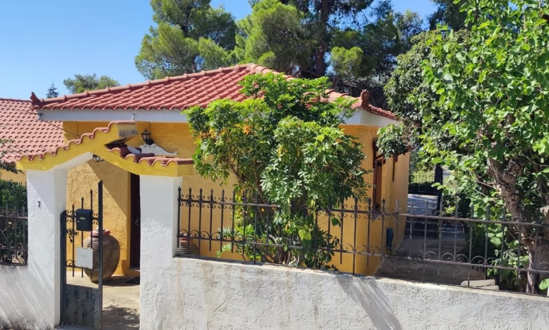 Άγιοι Θεόδωροι: Πωλείται μονοκατοικία με κήπο και θέα θάλασσα - Για εξοχική κατοικία ή επενδυτικό airbnb 2 Άγιοι Θεόδωροι: Πωλείται μονοκατοικία με κήπο και θέα θάλασσα - Για εξοχική κατοικία ή επενδυτικό airbnb 1