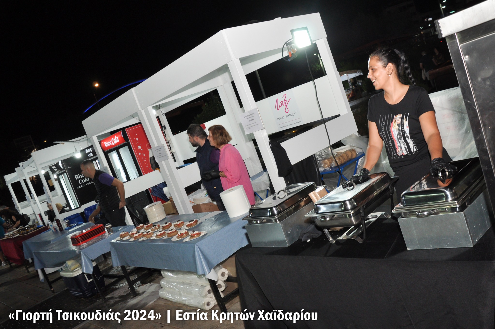 Το κρητικό γλέντι "βούλιαξε" την πλατεία 16 Το κρητικό γλέντι "βούλιαξε" την πλατεία 15