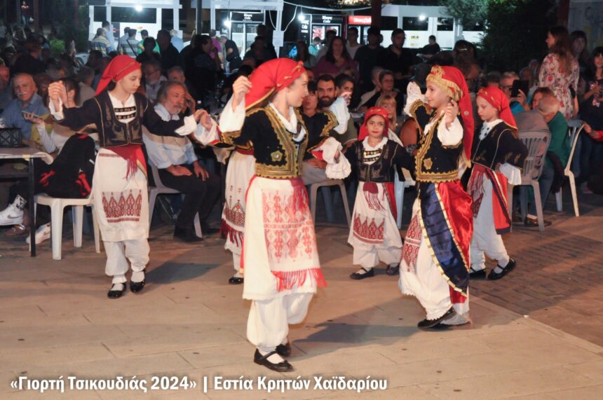 Το κρητικό γλέντι "βούλιαξε" την πλατεία 1
