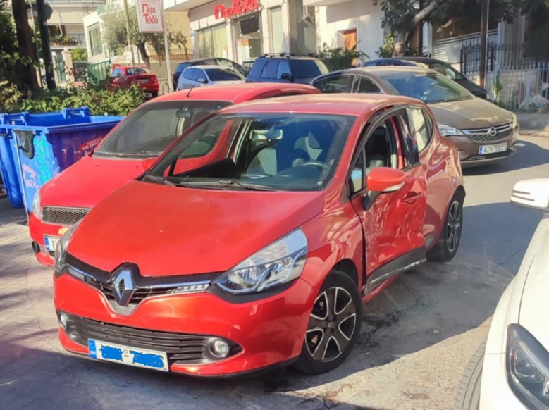 Δυνατό τρακάρισμα στην πλατεία του Δάσους, "άγιο" είχαμε 6 Δυνατό τρακάρισμα στην πλατεία του Δάσους, "άγιο" είχαμε 5