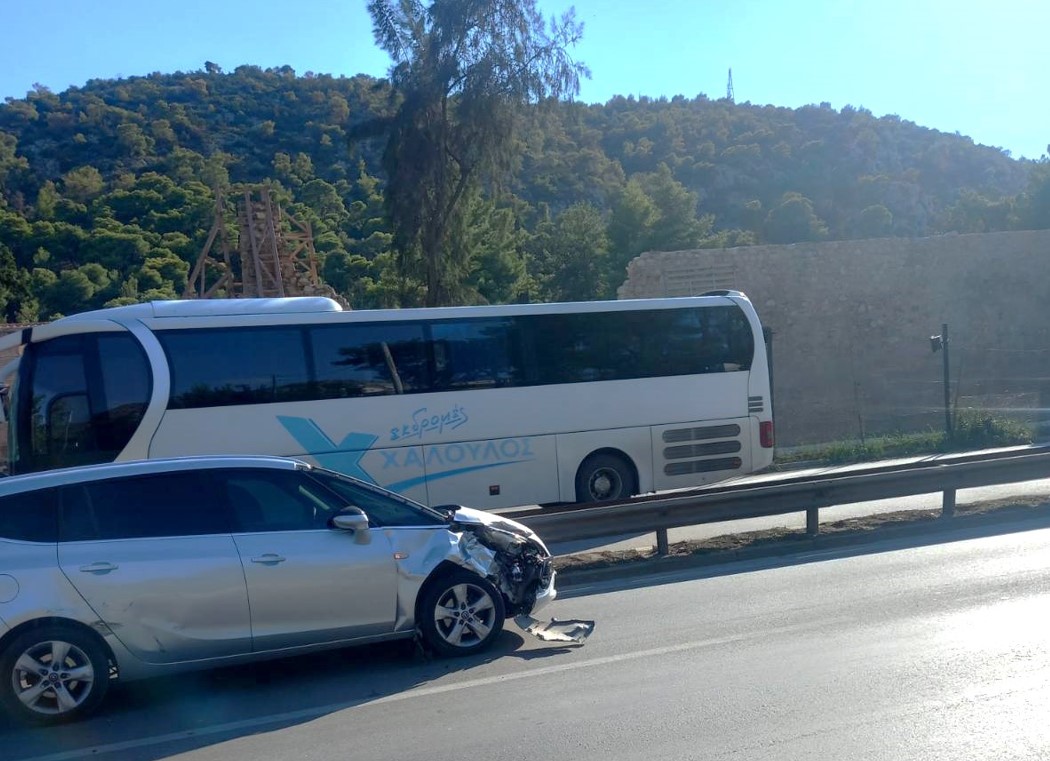Τριπλή σύγκρουση και ανατροπή στη Λεωφόρο Αθηνών 4 Τριπλή σύγκρουση και ανατροπή στη Λεωφόρο Αθηνών 3