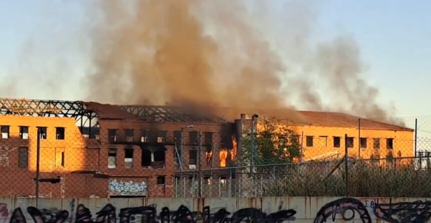 Κτήριο φλέγεται κοντά στο Γενικό Κρατικό Νίκαιας 1