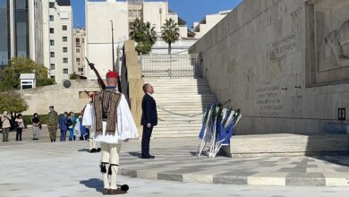 Στεφάνι στον Άγνωστο Στρατιώτη κατέθεσε ο Άρης Πανόπουλος, στη μνήμη της ηρωίδας Λέλας Καραγιάννη 44