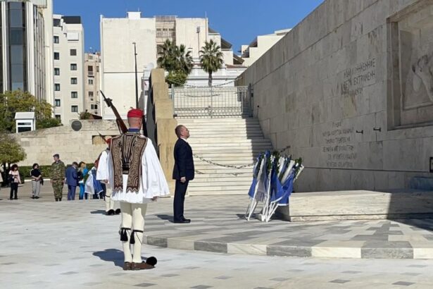 Στεφάνι στον Άγνωστο Στρατιώτη κατέθεσε ο Άρης Πανόπουλος, στη μνήμη της ηρωίδας Λέλας Καραγιάννη 23