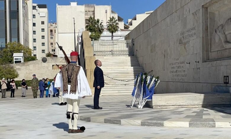 Στεφάνι στον Άγνωστο Στρατιώτη κατέθεσε ο Άρης Πανόπουλος, στη μνήμη της ηρωίδας Λέλας Καραγιάννη 2 Στεφάνι στον Άγνωστο Στρατιώτη κατέθεσε ο Άρης Πανόπουλος, στη μνήμη της ηρωίδας Λέλας Καραγιάννη 1
