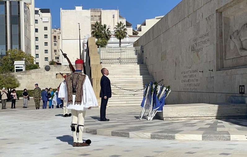 Στεφάνι στον Άγνωστο Στρατιώτη κατέθεσε ο Άρης Πανόπουλος, στη μνήμη της ηρωίδας Λέλας Καραγιάννη 1