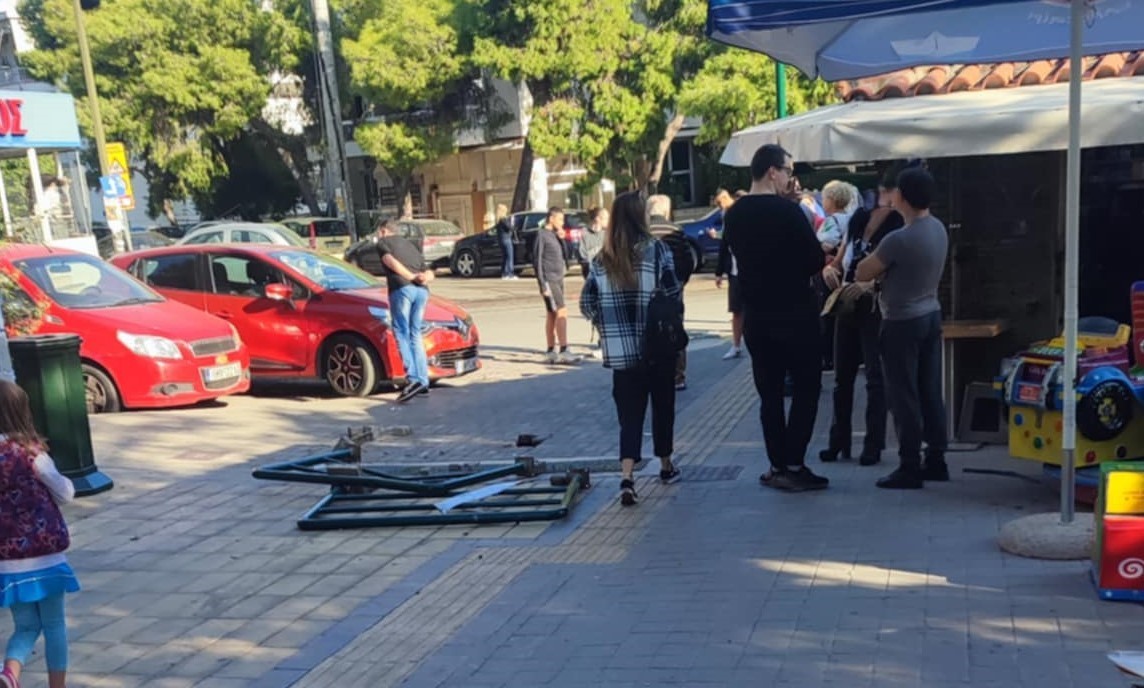 Δυνατό τρακάρισμα στην πλατεία του Δάσους, "άγιο" είχαμε 4 Δυνατό τρακάρισμα στην πλατεία του Δάσους, "άγιο" είχαμε 3