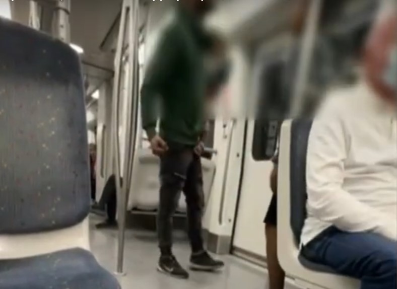 Σταθμός Νίκαια: Ζευγάρι πλακώθηκε στο ξύλο με το μωρό στην αγκαλιά! - Βίντεο 1
