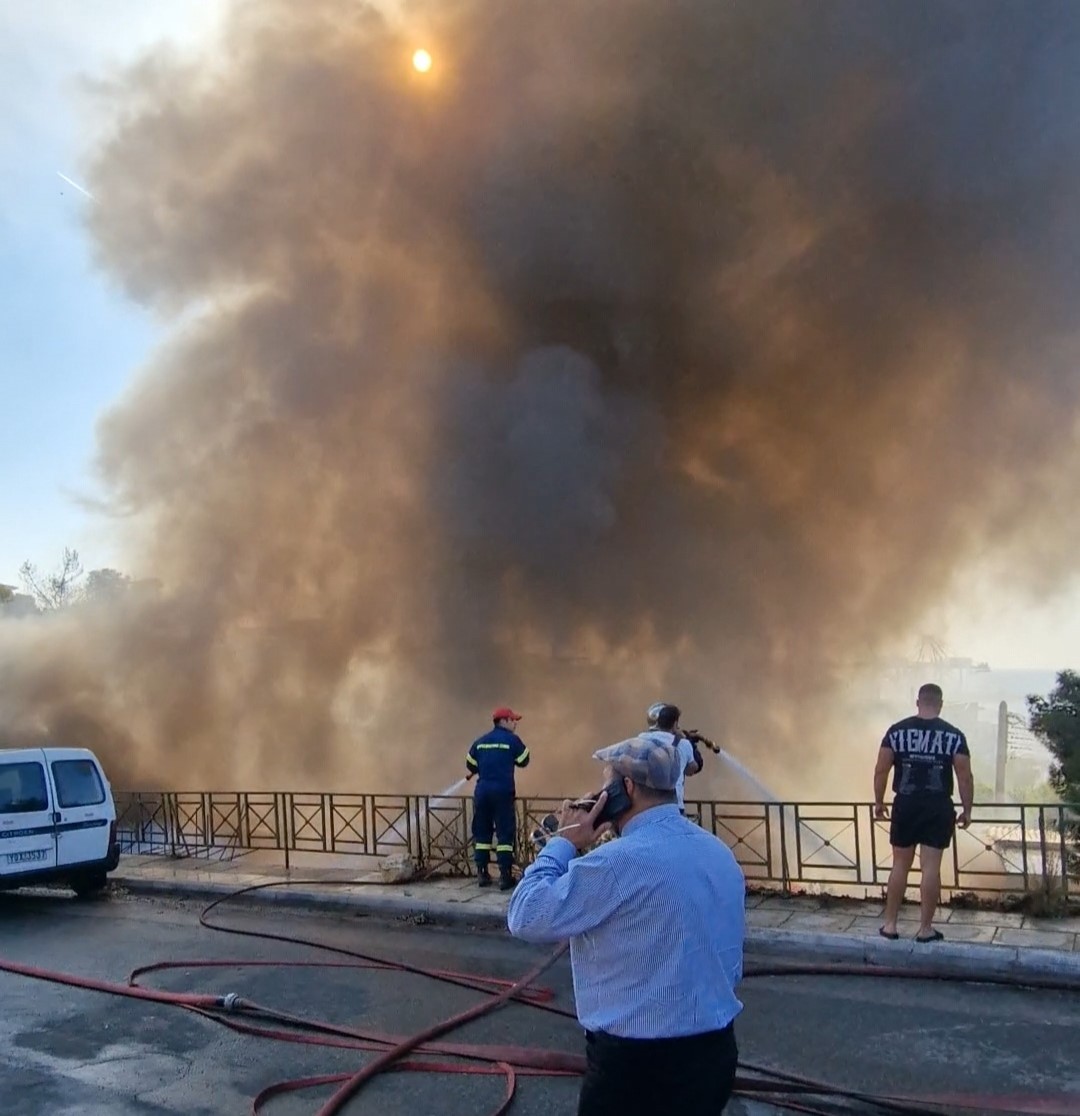 Ό,τι να 'ναι: Μεγάλη φωτιά σε κτήριο όπου ο ιδιοκτήτης συγκεντρώνει επικίνδυνα υλικά 3