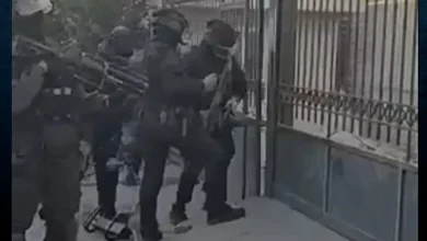 Αστυνομική επιχείρηση στον Ασπρόπυργο: Χειροπέδες σε 6, κατασχέθηκαν πιστόλια - Βίντεο 1