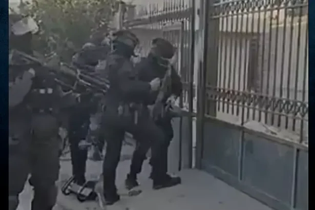 Αστυνομική επιχείρηση στον Ασπρόπυργο: Χειροπέδες σε 6, κατασχέθηκαν πιστόλια - Βίντεο 7