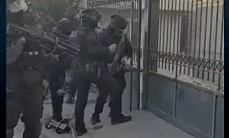 Αστυνομική επιχείρηση στον Ασπρόπυργο: Χειροπέδες σε 6, κατασχέθηκαν πιστόλια - Βίντεο 2 Αστυνομική επιχείρηση στον Ασπρόπυργο: Χειροπέδες σε 6, κατασχέθηκαν πιστόλια - Βίντεο 1