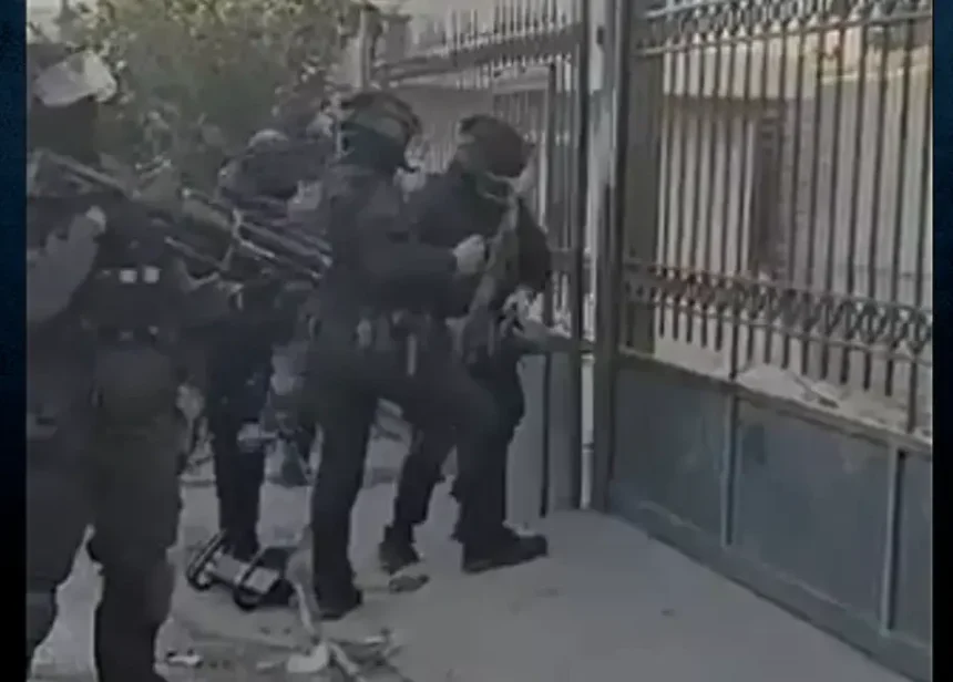 Αστυνομική επιχείρηση στον Ασπρόπυργο: Χειροπέδες σε 6, κατασχέθηκαν πιστόλια - Βίντεο 2 Αστυνομική επιχείρηση στον Ασπρόπυργο: Χειροπέδες σε 6, κατασχέθηκαν πιστόλια - Βίντεο 1