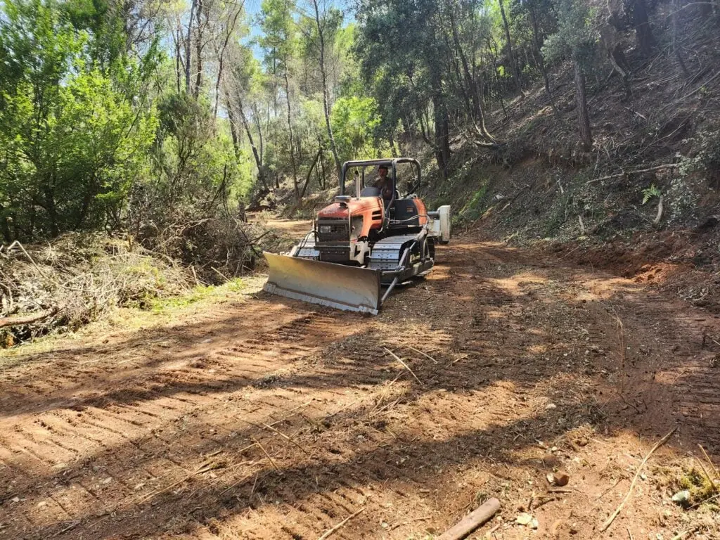 "Πέτρες και λάσπη στους δρόμους" - Προβληματισμός για το AntiNero στον Υμηττό 5 "Πέτρες και λάσπη στους δρόμους" - Προβληματισμός για το AntiNero στον Υμηττό 4
