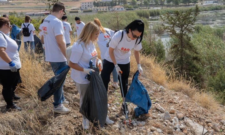 Εργαζόμενοι της "Παπαστράτος" σε εθελοντικό καθαρισμό της Λίμνης Κουμουνδούρου 2 Εργαζόμενοι της "Παπαστράτος" σε εθελοντικό καθαρισμό της Λίμνης Κουμουνδούρου 1