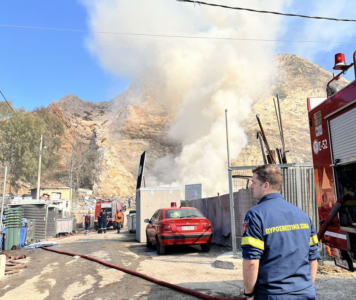 Ό,τι να 'ναι: Μεγάλη φωτιά σε κτήριο όπου ο ιδιοκτήτης συγκεντρώνει επικίνδυνα υλικά 5