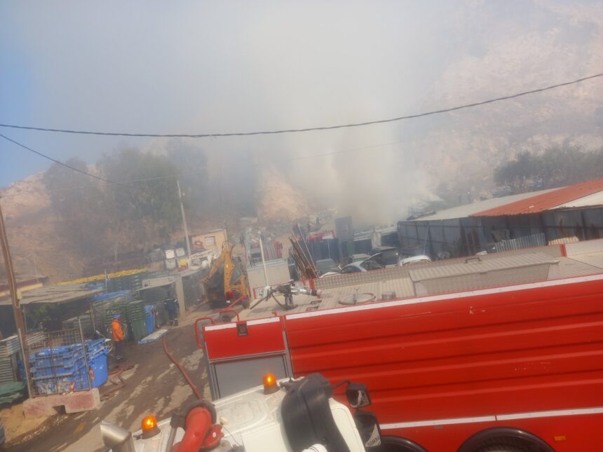 Ό,τι να 'ναι: Μεγάλη φωτιά σε κτήριο όπου ο ιδιοκτήτης συγκεντρώνει επικίνδυνα υλικά 1