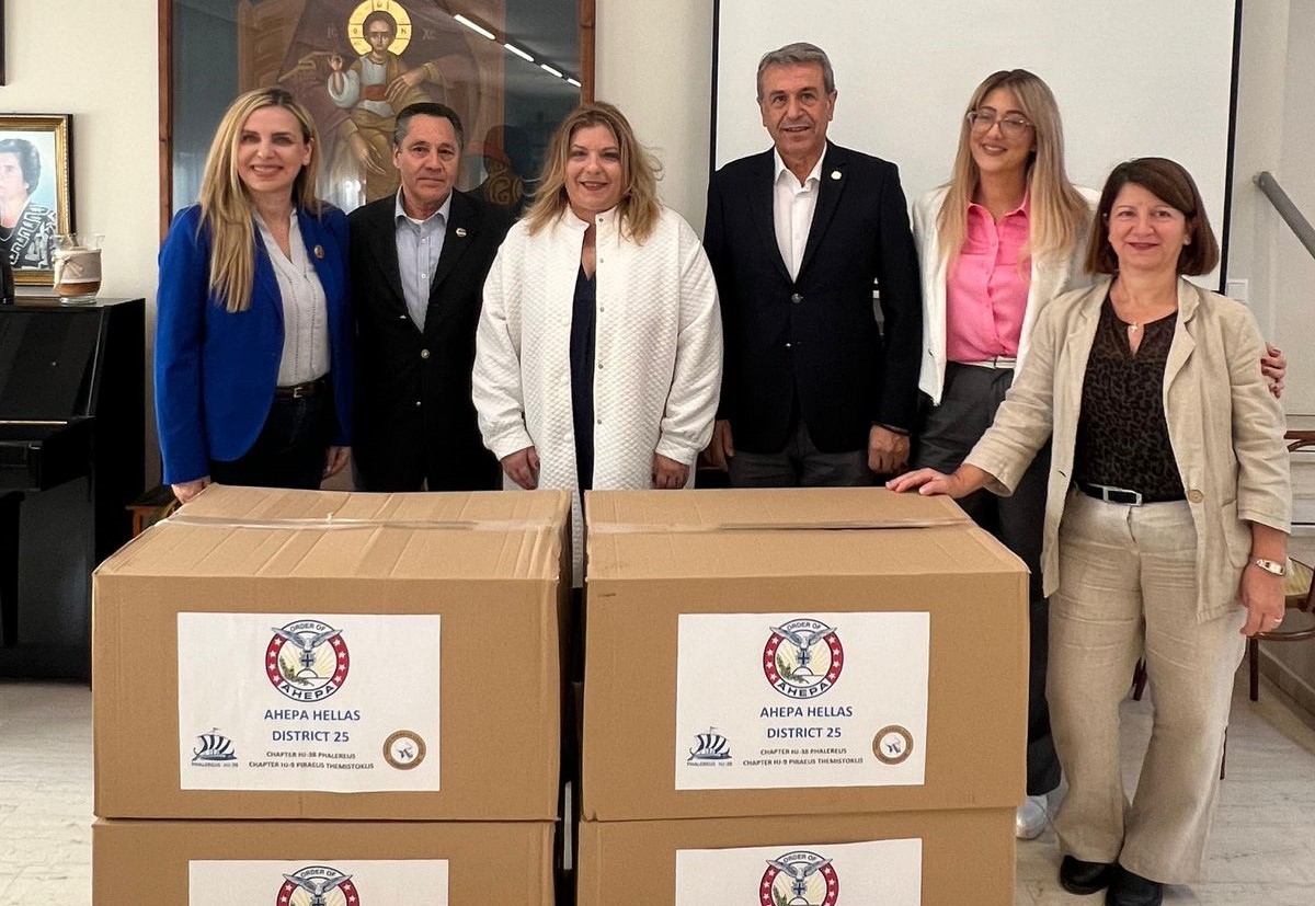 Η Mαρία Συρεγγέλα δίπλα στις μικρές "ηρωίδες της ζωής" 3