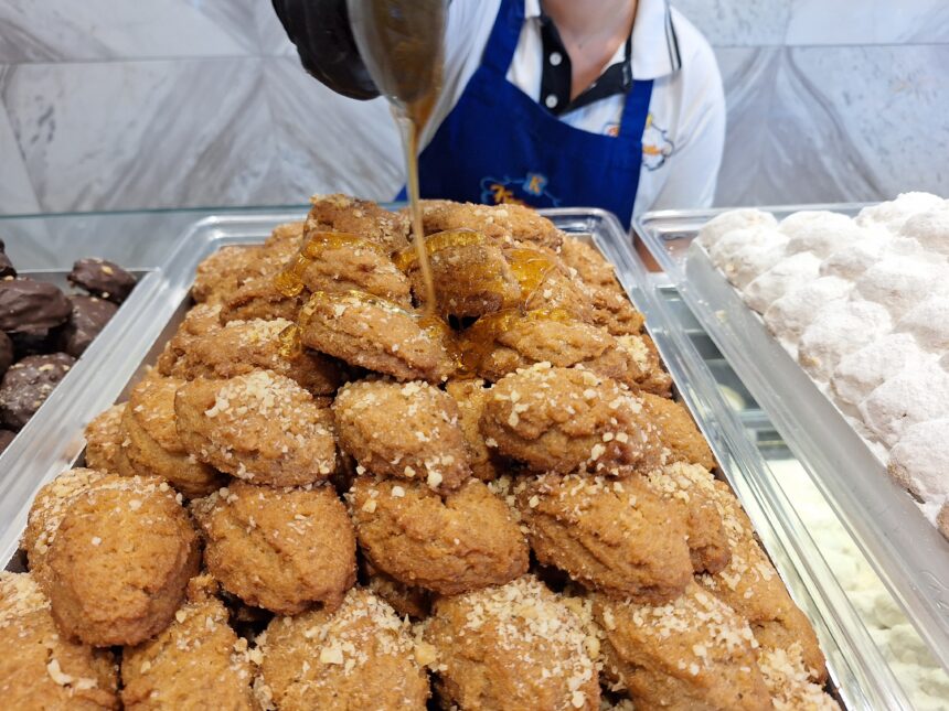 Ζαχαροπλαστείο Κοσμικόν, εορταστικές απολαύσεις με αυθεντικές συνταγές 2 Ζαχαροπλαστείο Κοσμικόν, εορταστικές απολαύσεις με αυθεντικές συνταγές 1
