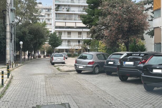Μπορούν να παρκάρουν τα αυτοκίνητα στο πεζοδρόμιο; Πότε είναι νόμιμο; 29
