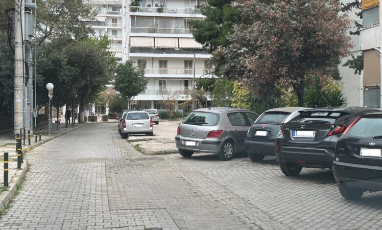 Μπορούν να παρκάρουν τα αυτοκίνητα στο πεζοδρόμιο; Πότε είναι νόμιμο; 2 Μπορούν να παρκάρουν τα αυτοκίνητα στο πεζοδρόμιο; Πότε είναι νόμιμο; 1