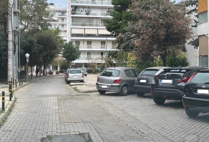 Μπορούν να παρκάρουν τα αυτοκίνητα στο πεζοδρόμιο; Πότε είναι νόμιμο; 1