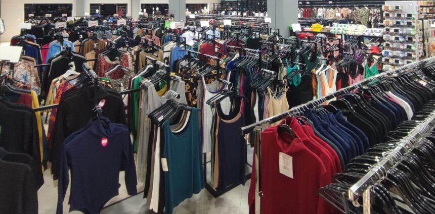 "Το κορίτσι κοντοστάθηκε και μου είπε με κοφτό, προστακτικό τόνο: Δώστα μου!" 2 "Το κορίτσι κοντοστάθηκε και μου είπε με κοφτό, προστακτικό τόνο: Δώστα μου!" 1