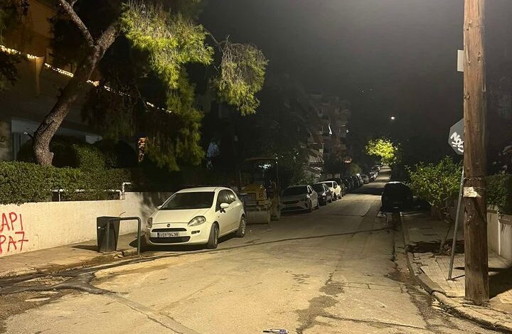 Κόπηκε η πινακίδα, ανεβαίνουν ανάποδα στον μονόδρομο 2 Κόπηκε η πινακίδα, ανεβαίνουν ανάποδα στον μονόδρομο 1