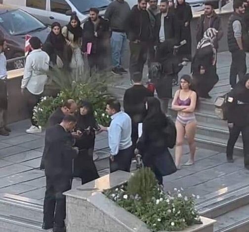 "Την λένε Ahoo Daryaei και λένε ότι το όνομά της σημαίνει γαζέλα της θάλασσας" 2 "Την λένε Ahoo Daryaei και λένε ότι το όνομά της σημαίνει γαζέλα της θάλασσας" 1