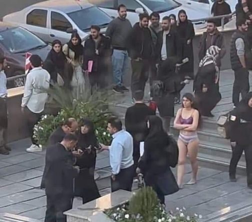 "Την λένε Ahoo Daryaei και λένε ότι το όνομά της σημαίνει γαζέλα της θάλασσας" 1