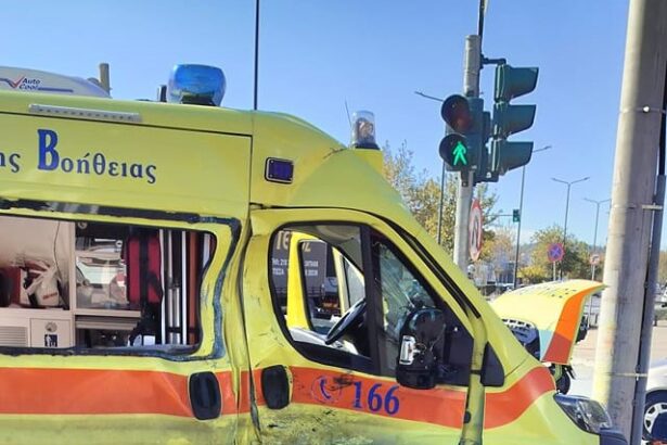 Σφοδρότατη σύγκρουση μηχανής με ασθενοφόρο στη Λεωφόρο Αθηνών - Ένας νεκρός και 4 τραυματίες 15
