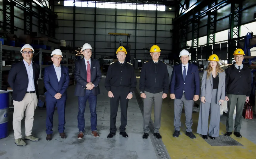 Στα Ναυπηγεία Σκαραμαγκά οι Αρχηγοί ΓΕΕΘΑ – ΓΕΝ 2 Στα Ναυπηγεία Σκαραμαγκά οι Αρχηγοί ΓΕΕΘΑ – ΓΕΝ 1