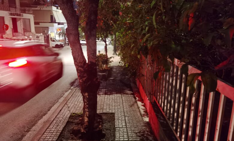 Ακόμα κι αυτό το υποτυπώδες πεζοδρόμιο θα μπορούσε κάπως να λειτουργήσει, αν... 2 Ακόμα κι αυτό το υποτυπώδες πεζοδρόμιο θα μπορούσε κάπως να λειτουργήσει, αν... 1