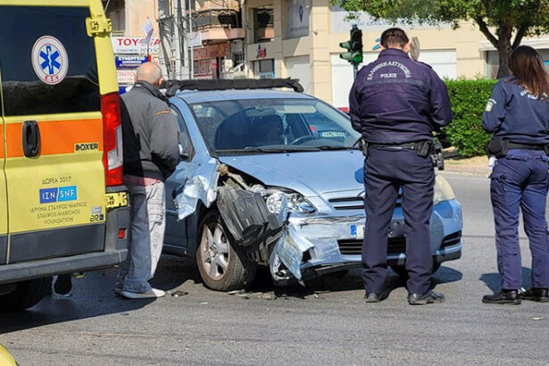 Σφοδρή σύγκρουση δύο οχημάτων στην πλατεία Μπουρναζίου 39